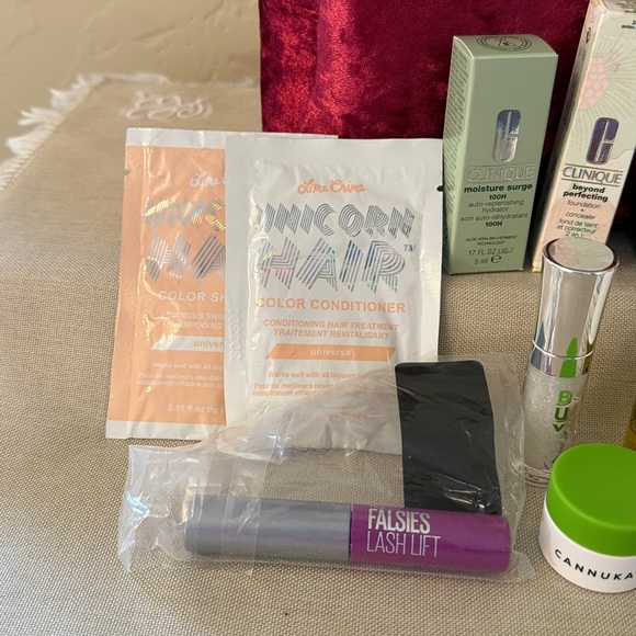 Beautiful cranberry red crushed velvet bag with hair, skin and make-up products - Picture 2 of 7